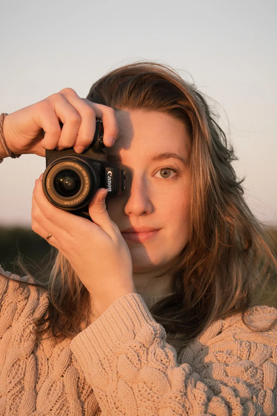 Anna a fotografar com a sua câmara