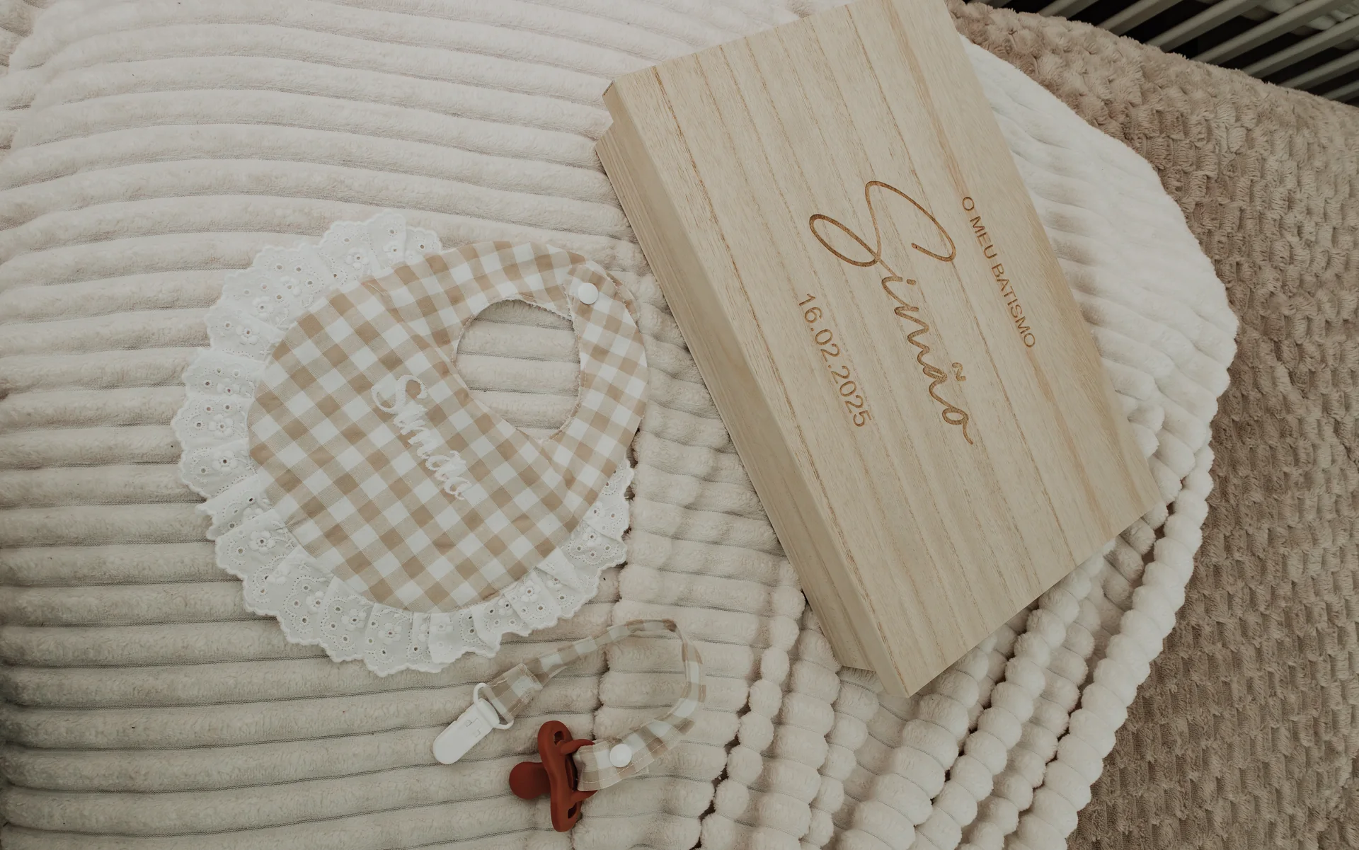 Peças e elementos personalizados para um batizado