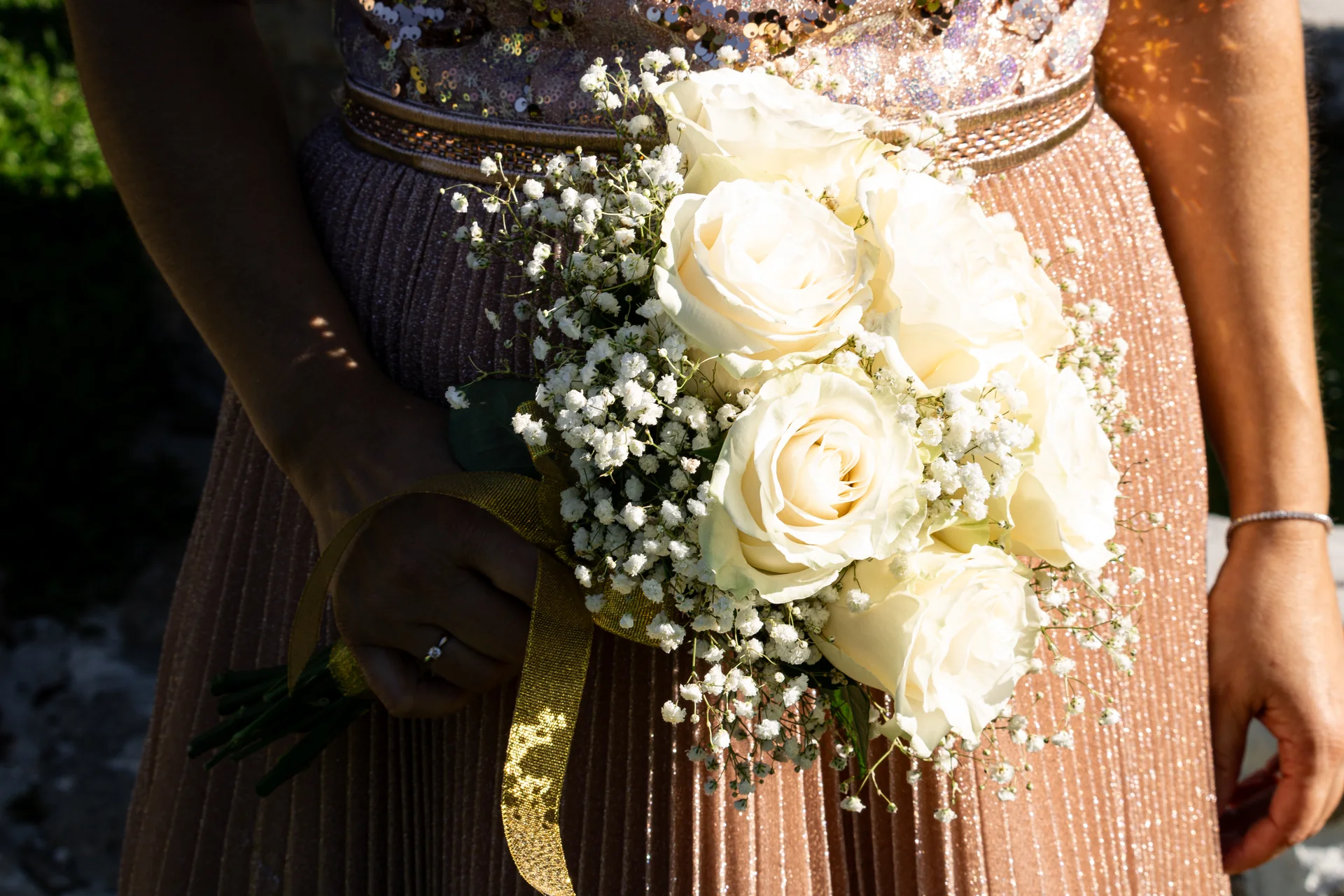 Flores e pequenos detalhes preparados para uma celebração