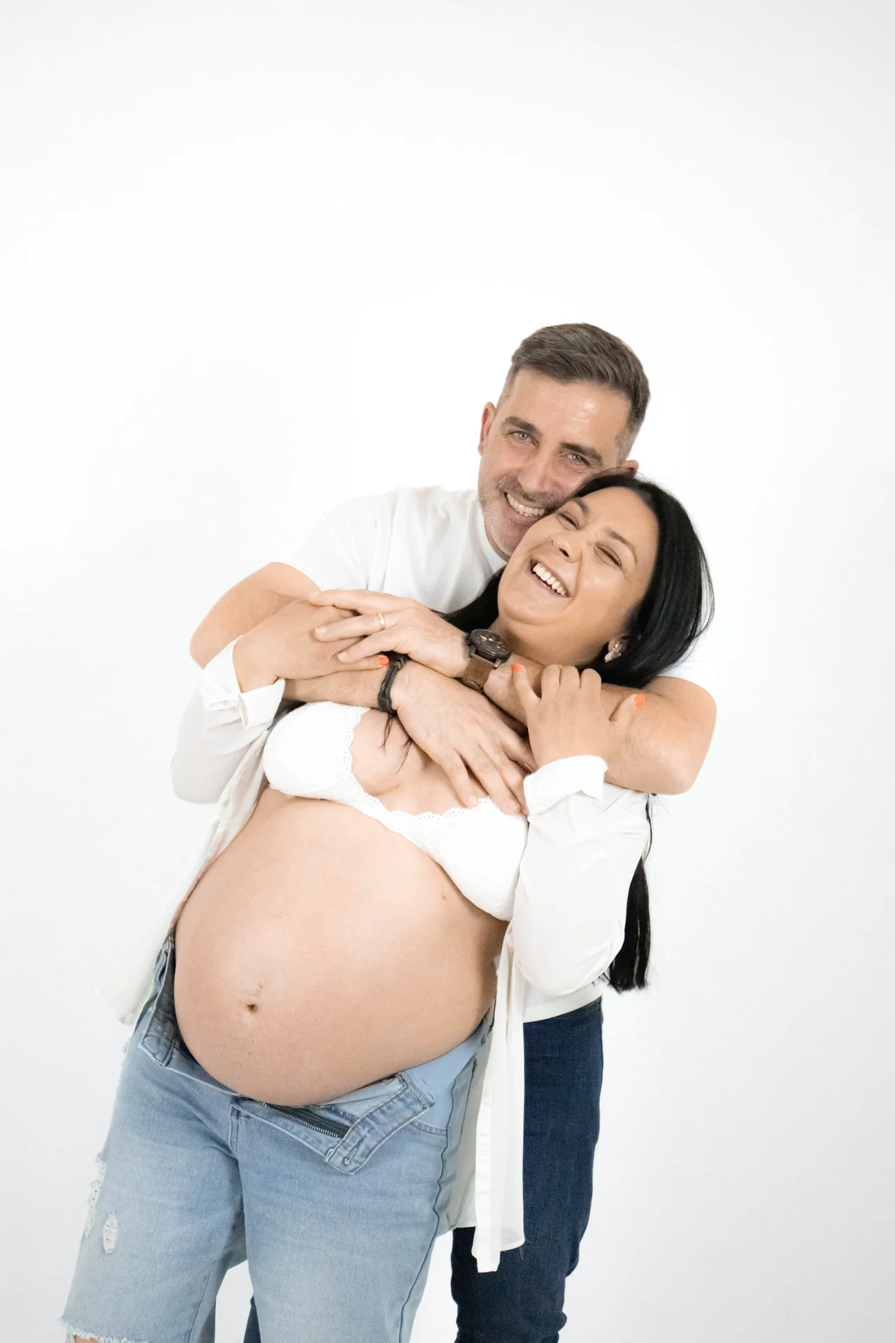 Um casal celebra a chegada de um bebé